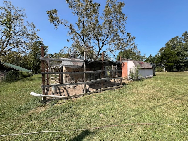 view of yard with an outdoor structure