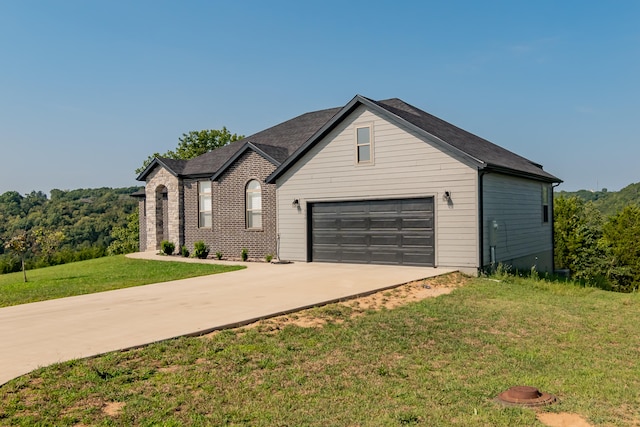 view of front facade with a front yard