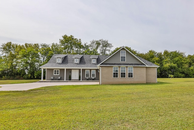 view of front facade with a front yard and covered porch