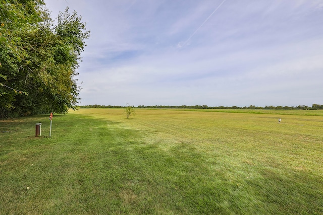 view of yard featuring a rural view