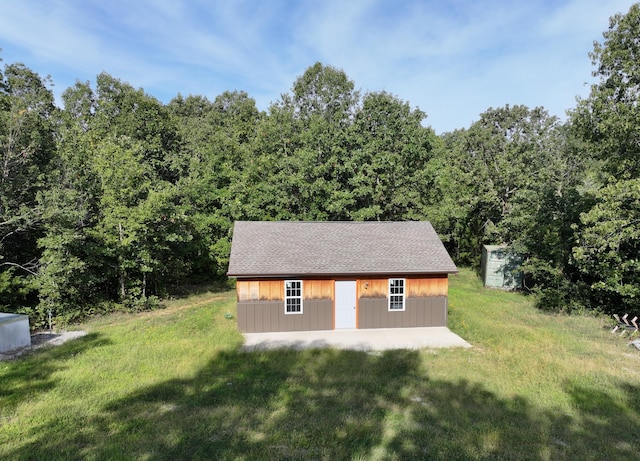 view of outdoor structure featuring a yard