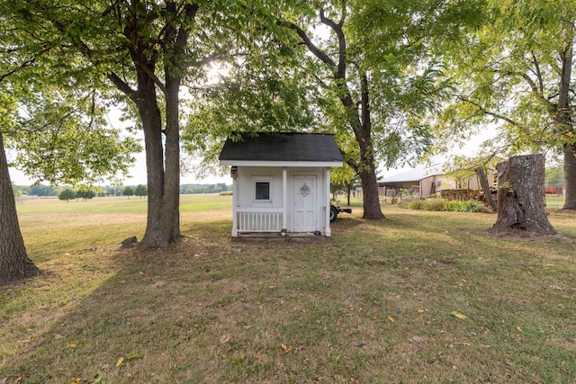 view of yard featuring a storage unit