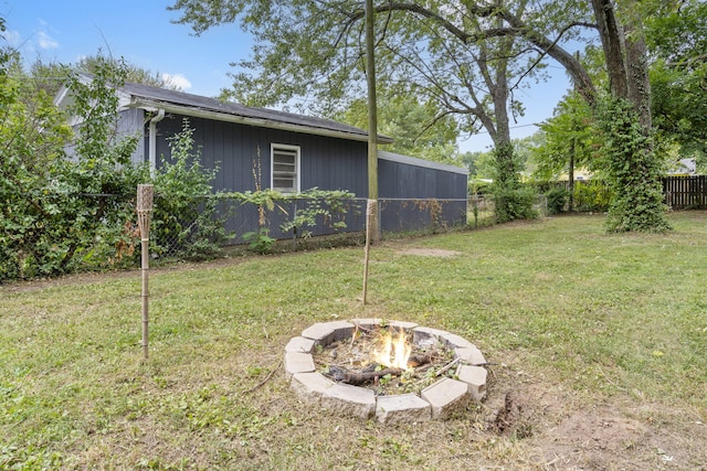 view of yard featuring a fire pit