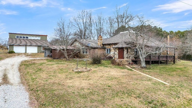 view of front of house featuring a front lawn