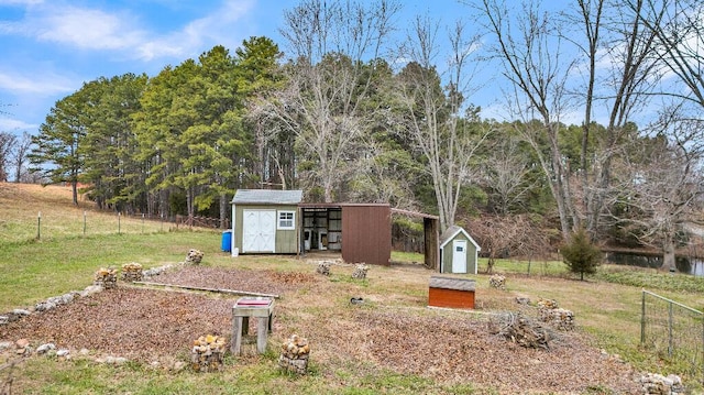 view of yard featuring a shed