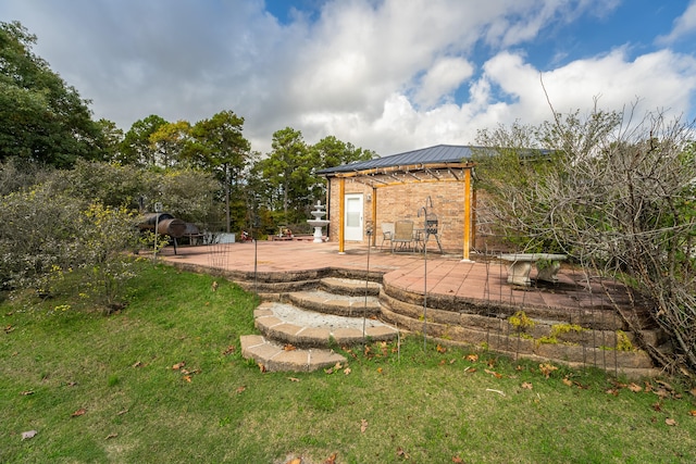 view of yard featuring a patio area