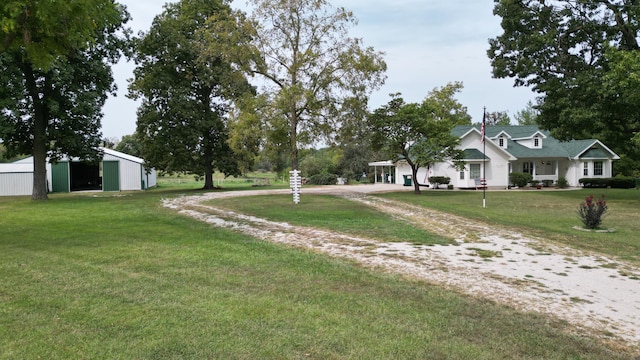 view of yard featuring an outdoor structure