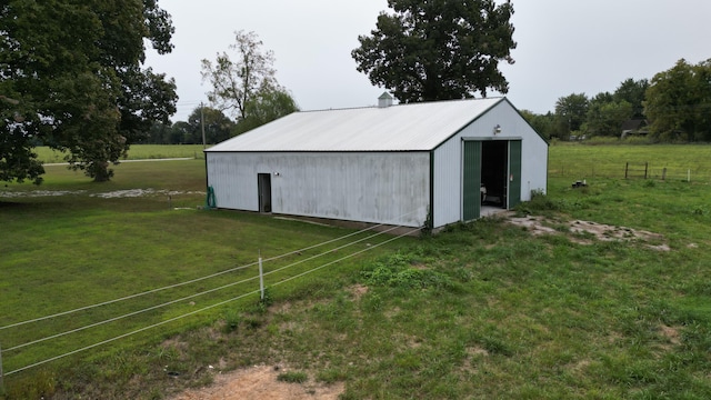 view of outdoor structure with a yard