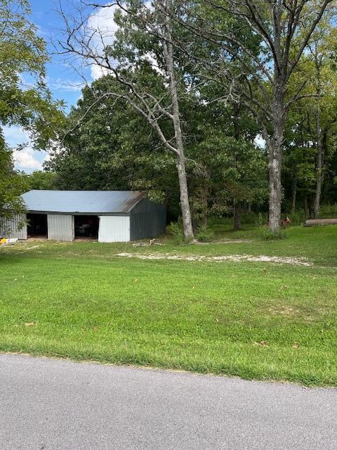 view of yard featuring an outbuilding