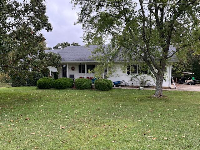 view of front of house featuring a front lawn