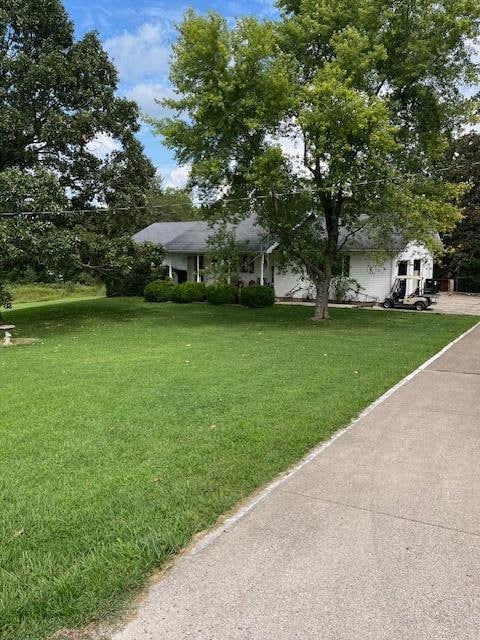 view of front of home featuring a front yard