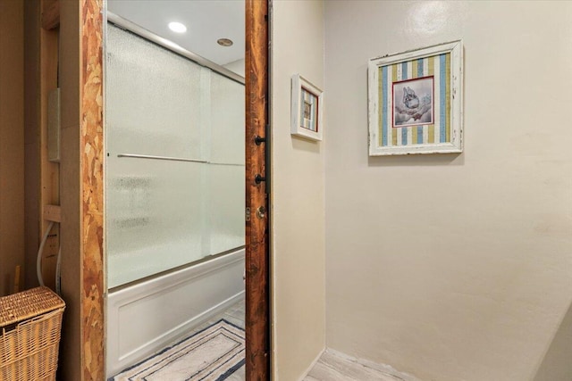 bathroom with combined bath / shower with glass door