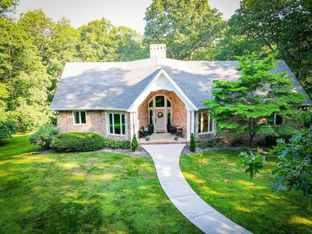 view of front of property featuring a front lawn