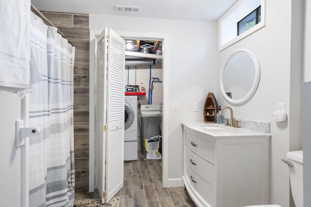 full bath with vanity, a shower with curtain, visible vents, and wood tiled floor