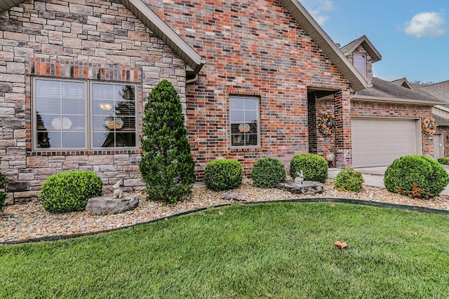 view of front of house featuring a garage and a front yard