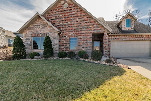 view of front of home featuring a front yard