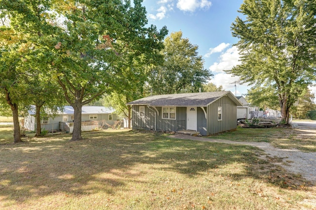 view of front of house featuring a front yard