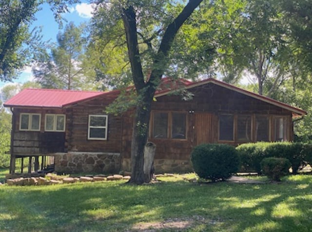 view of front facade featuring a front yard