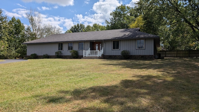 ranch-style house featuring a front lawn