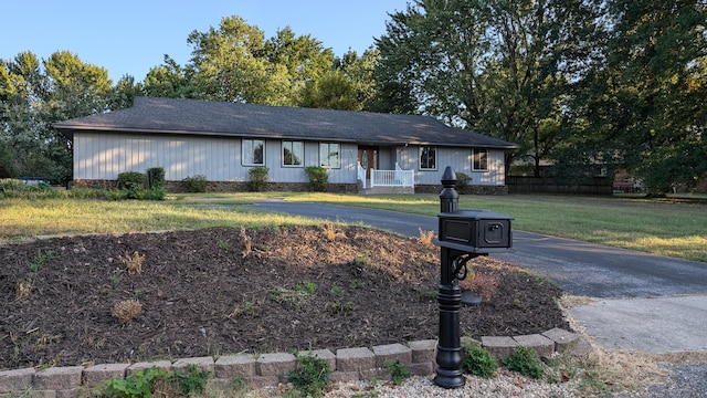 ranch-style home with a front yard