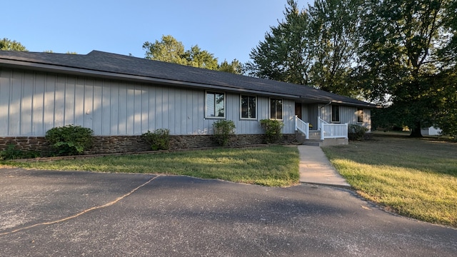 single story home featuring a front yard