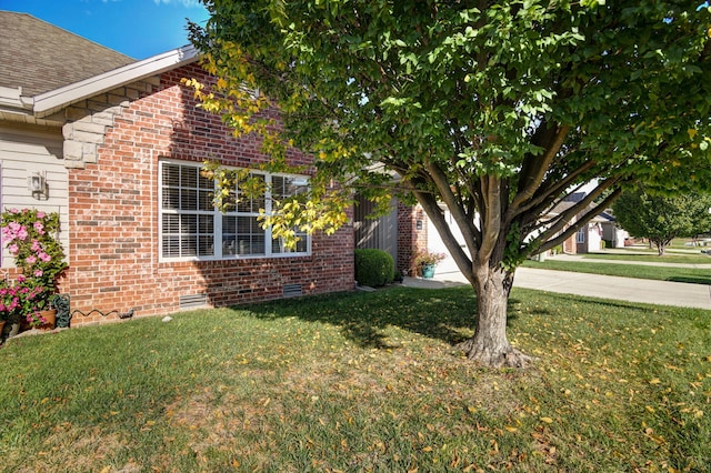 view of front of property featuring a front lawn