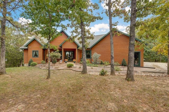 view of front of property featuring a front yard