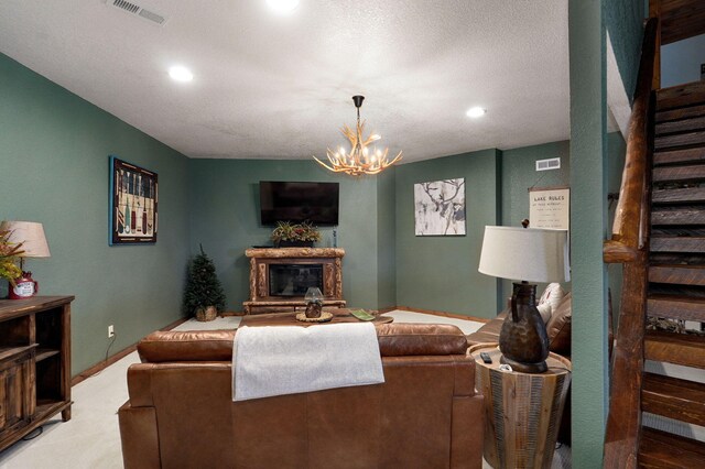 living room featuring light carpet, an inviting chandelier, and a textured ceiling