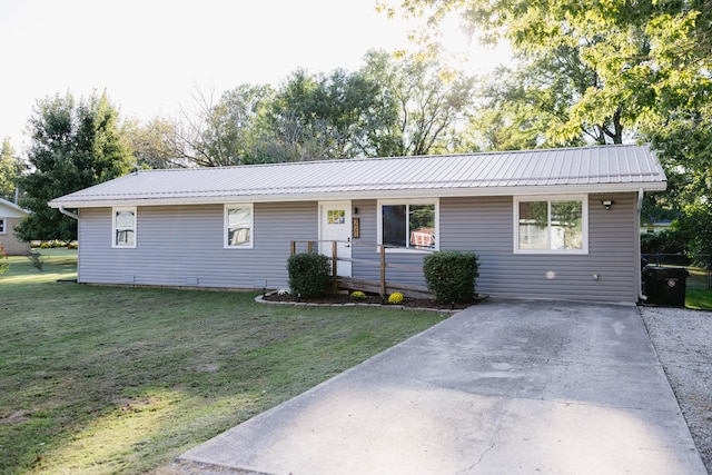 single story home with a front lawn