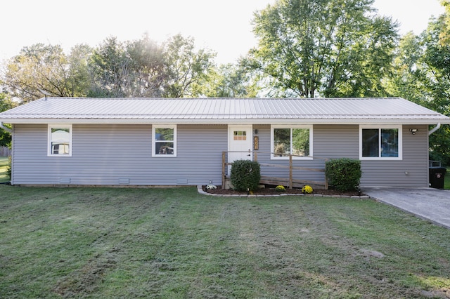 ranch-style house featuring a front yard