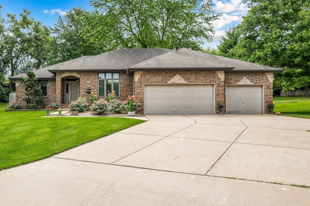 view of front facade featuring a garage and a front yard