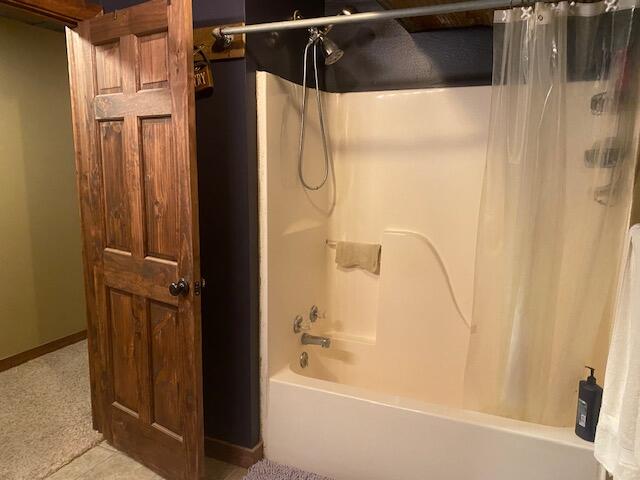 bathroom featuring shower / bath combo