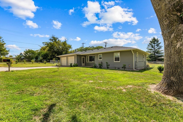 view of front of home featuring a front yard and a garage