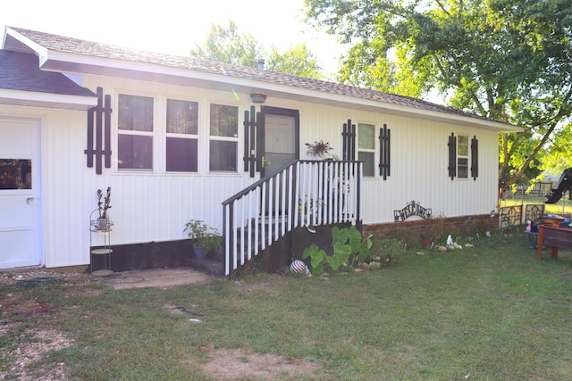 single story home featuring a front yard