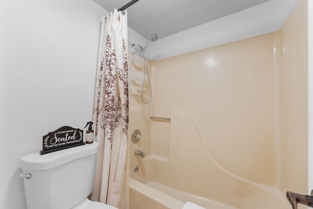 bathroom featuring a textured ceiling, toilet, and shower / tub combo with curtain