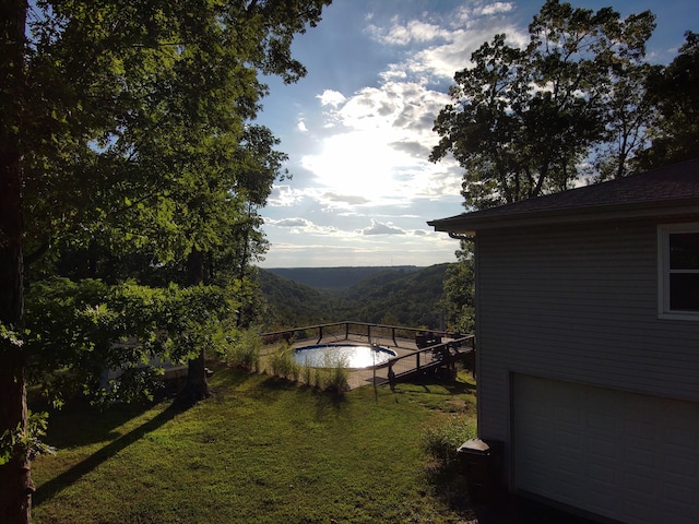 view of yard with a mountain view