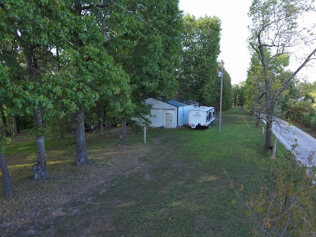 view of yard with an outbuilding