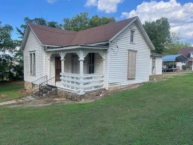 view of front of home with a front lawn and covered porch