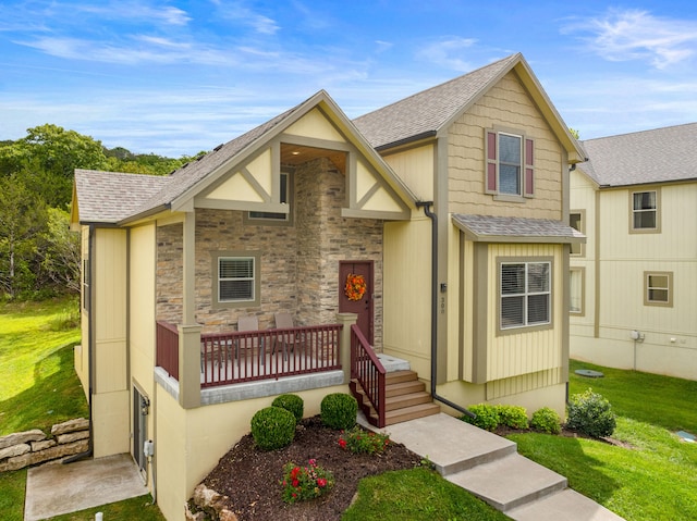 view of front of house featuring a front yard