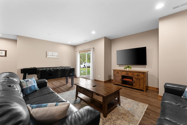 living area featuring recessed lighting, wood finished floors, visible vents, and baseboards