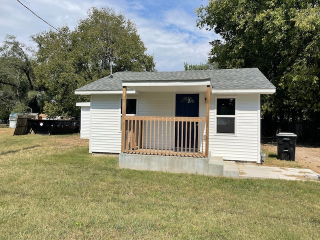 view of front facade featuring covered porch and a front yard