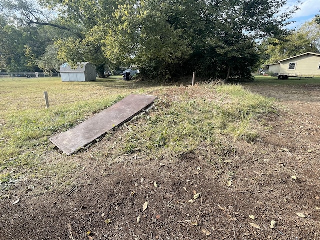 view of yard with a storage unit