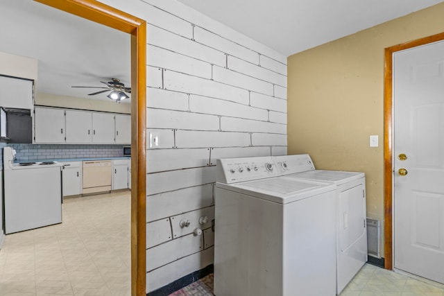 washroom featuring ceiling fan and washer and clothes dryer