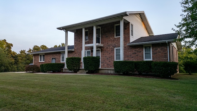 view of front facade with a front lawn