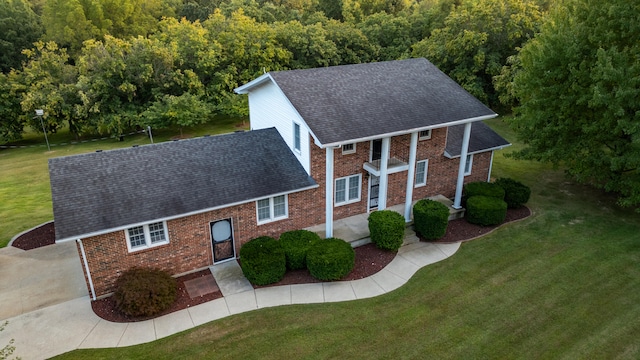 view of front of property with a front yard