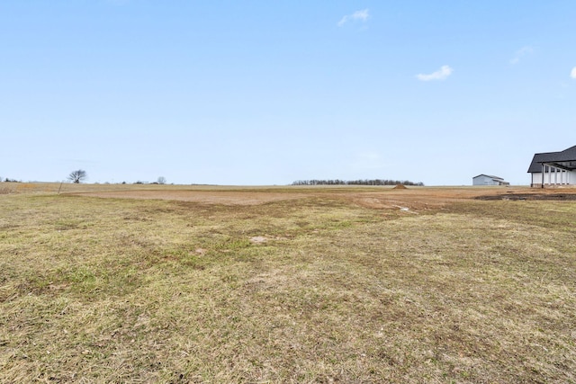 view of yard featuring a rural view