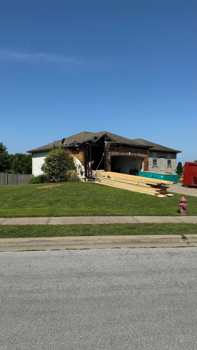 view of front of home featuring a front yard