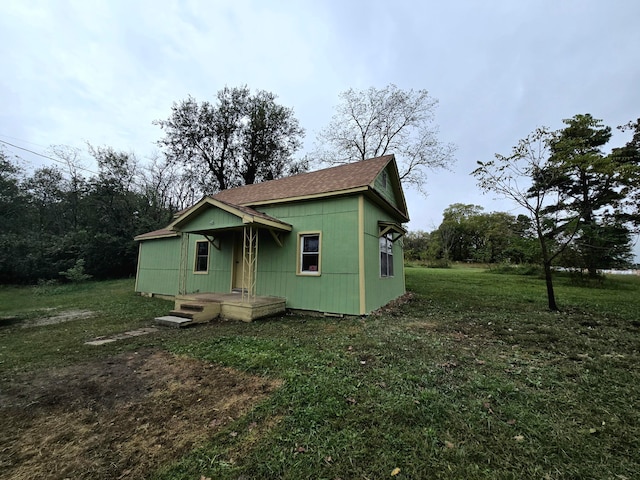 view of front of property with a front yard