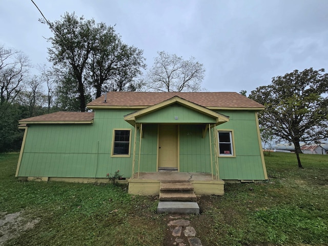 view of front of property with a front lawn