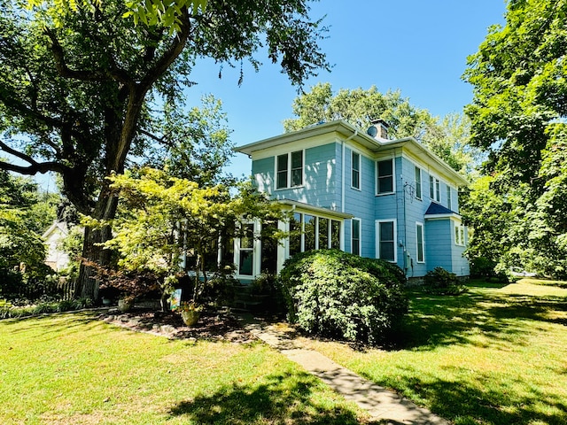 view of front facade with a front yard